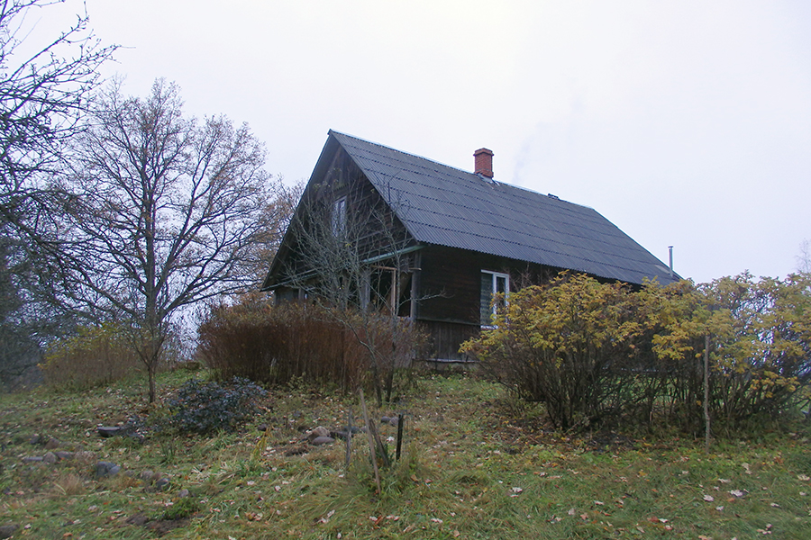 dom Petera - wjazd w złą drogę do wsi Piekūni