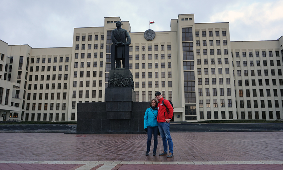 gmach Domu Rządowego Republiki Białorusi z pomnikiem Włodzimierza Lenina