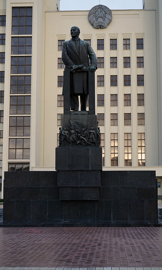 gmach Domu Rządowego Republiki Białorusi z pomnikiem Włodzimierza Lenina
