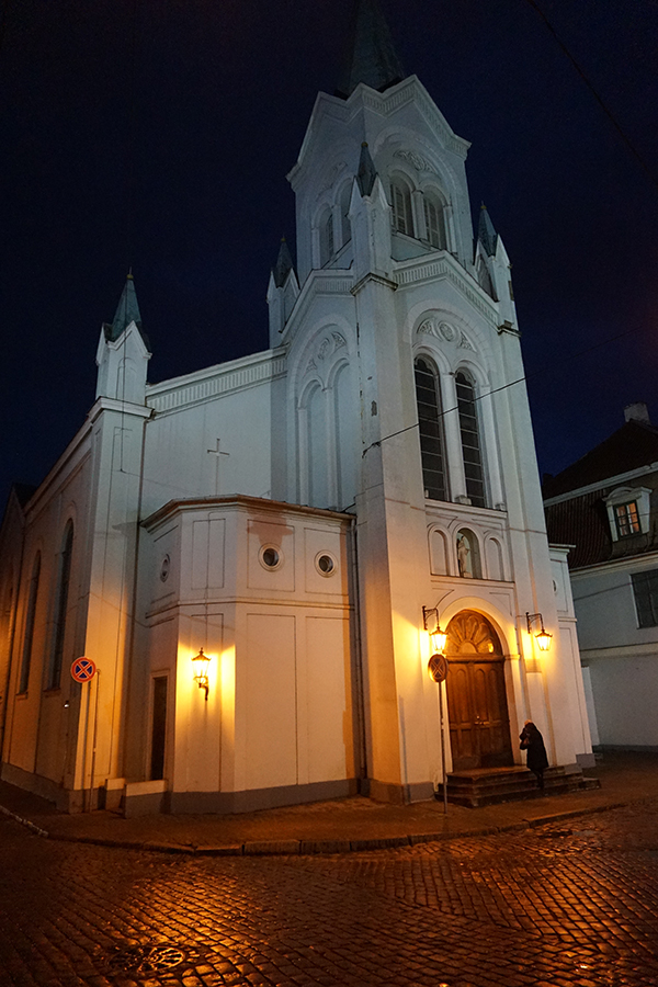 Kościół Matki Boskiej Bolesnej, Kościół Polski