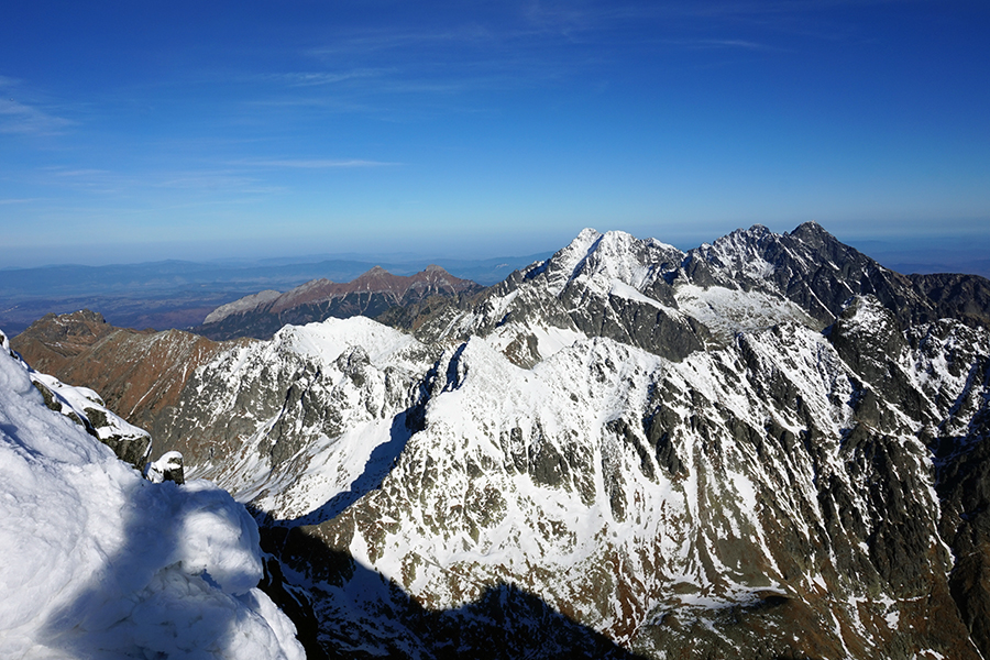 najwyższy szczyt Słowacji Gerlach 2655 m n.p.m. w tle widok na Staroleśny Szczyt (wysokość 2476 m n.p.m.)