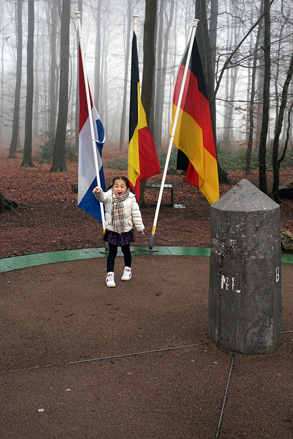 trójstyk granic - lewa strona Holandia, prawa strona Belgia, tył Niemcy